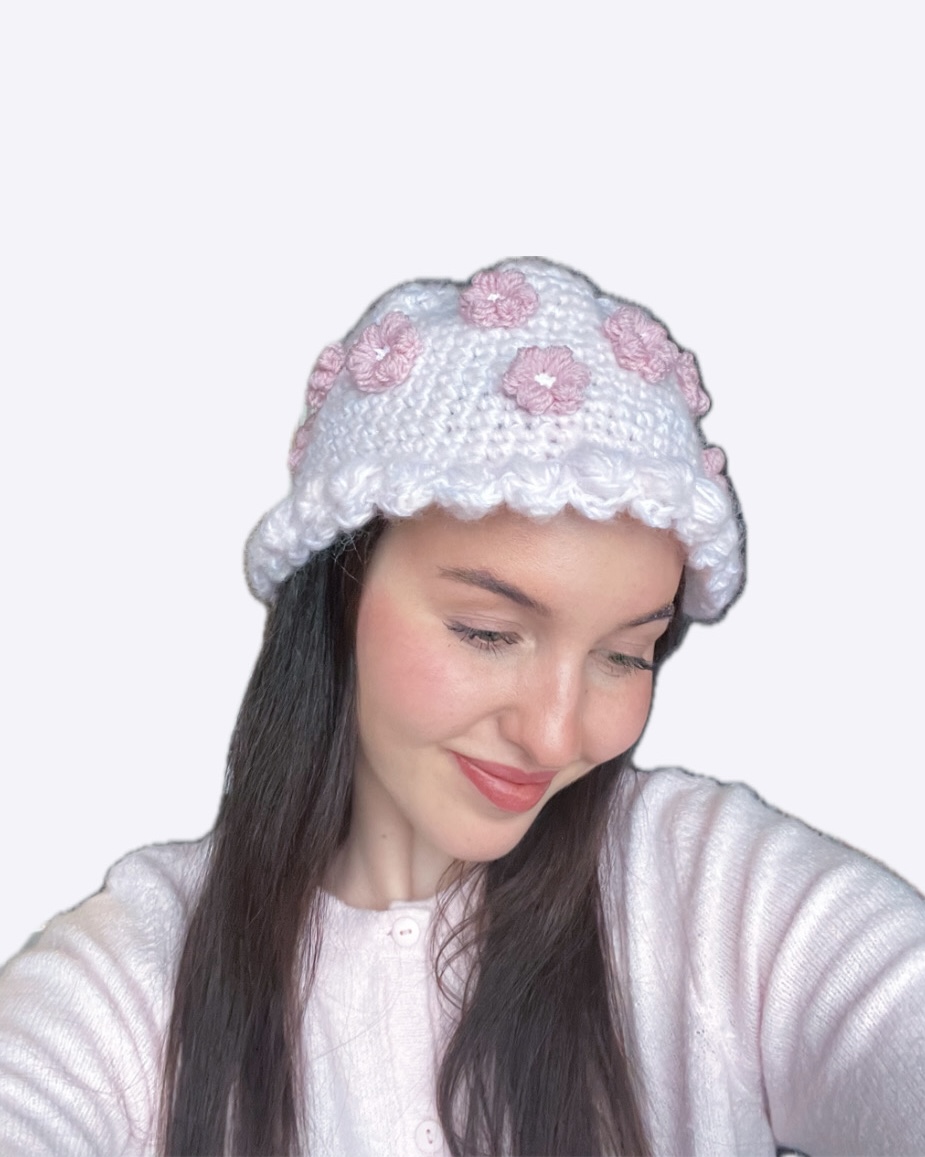 Bente med heklet Daisy-hatt