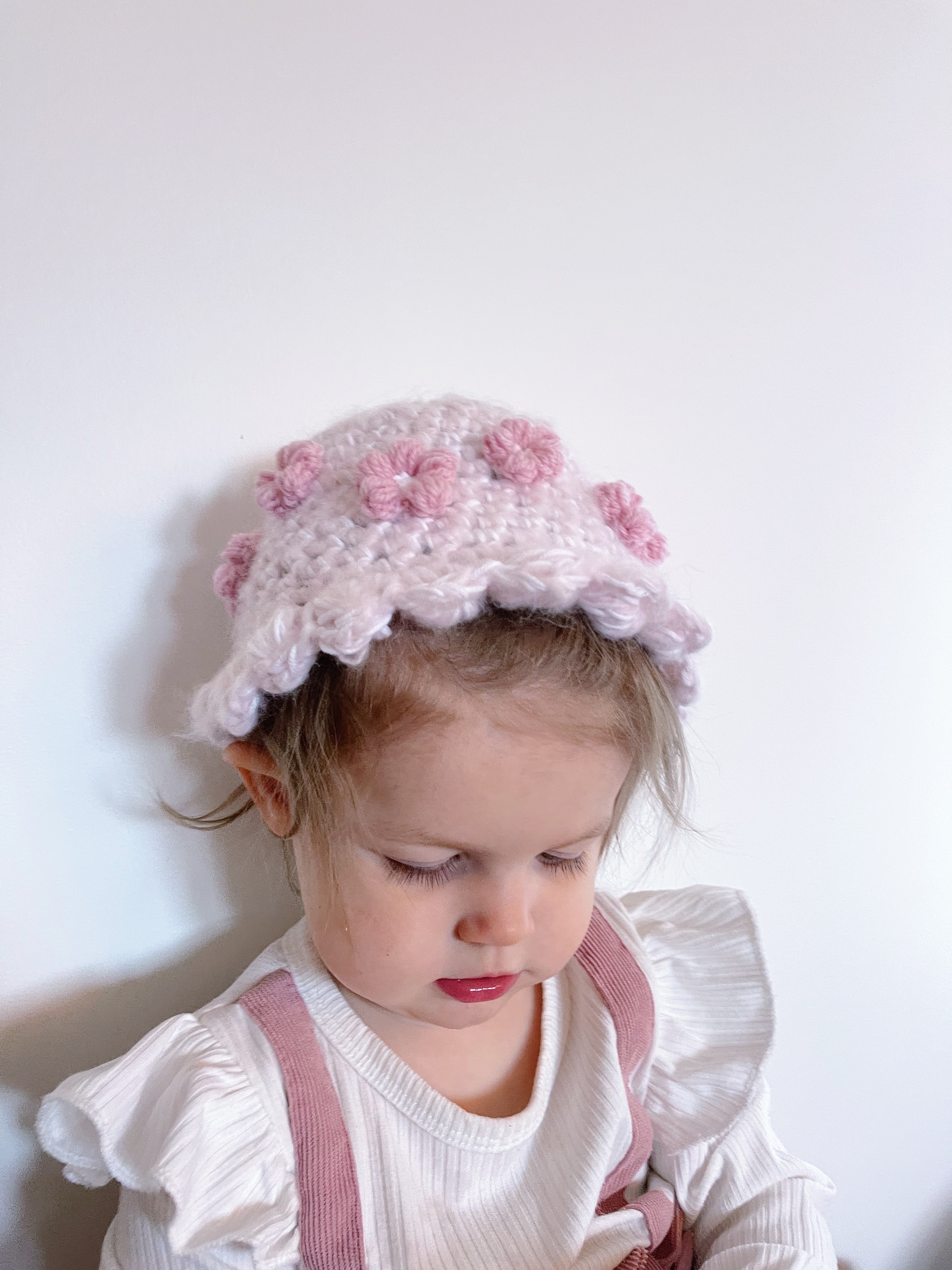 Barn med heklet Daisy-hatt